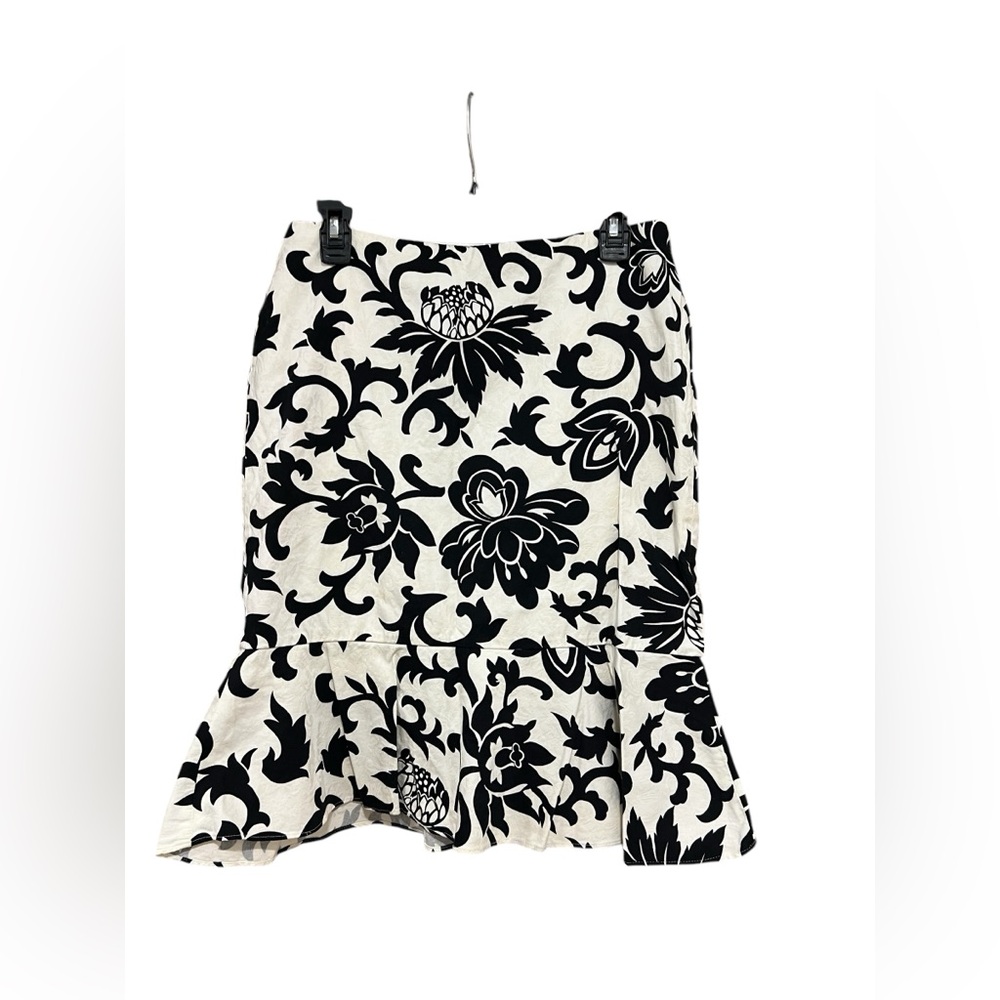 White House Black Market trumpet skirt